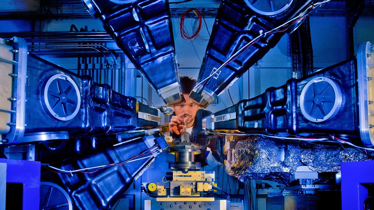 Blaue Apparatur, mehrere Arme sind zeigen auf einen roten Mittelpunkt