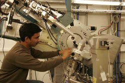 Wissenschaftler justiert eine Apparatur