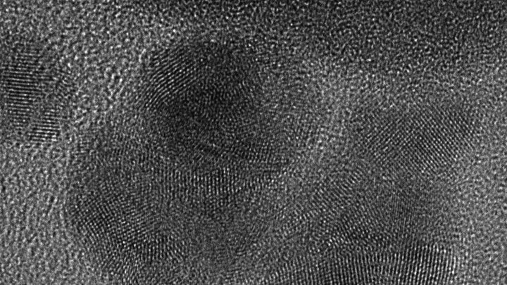 Mikroskopaufnahme des Materials: Punktestruktur, die sich im oberen Bereich des Bildes verdichtet